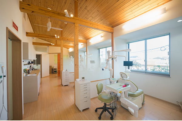 高い天井と広い窓で開放感のある診療室