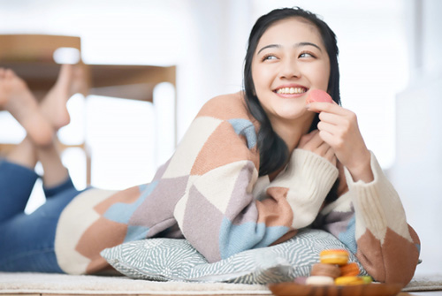 おやつを食べる人写真