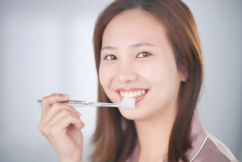 歯みがきをする女性の写真